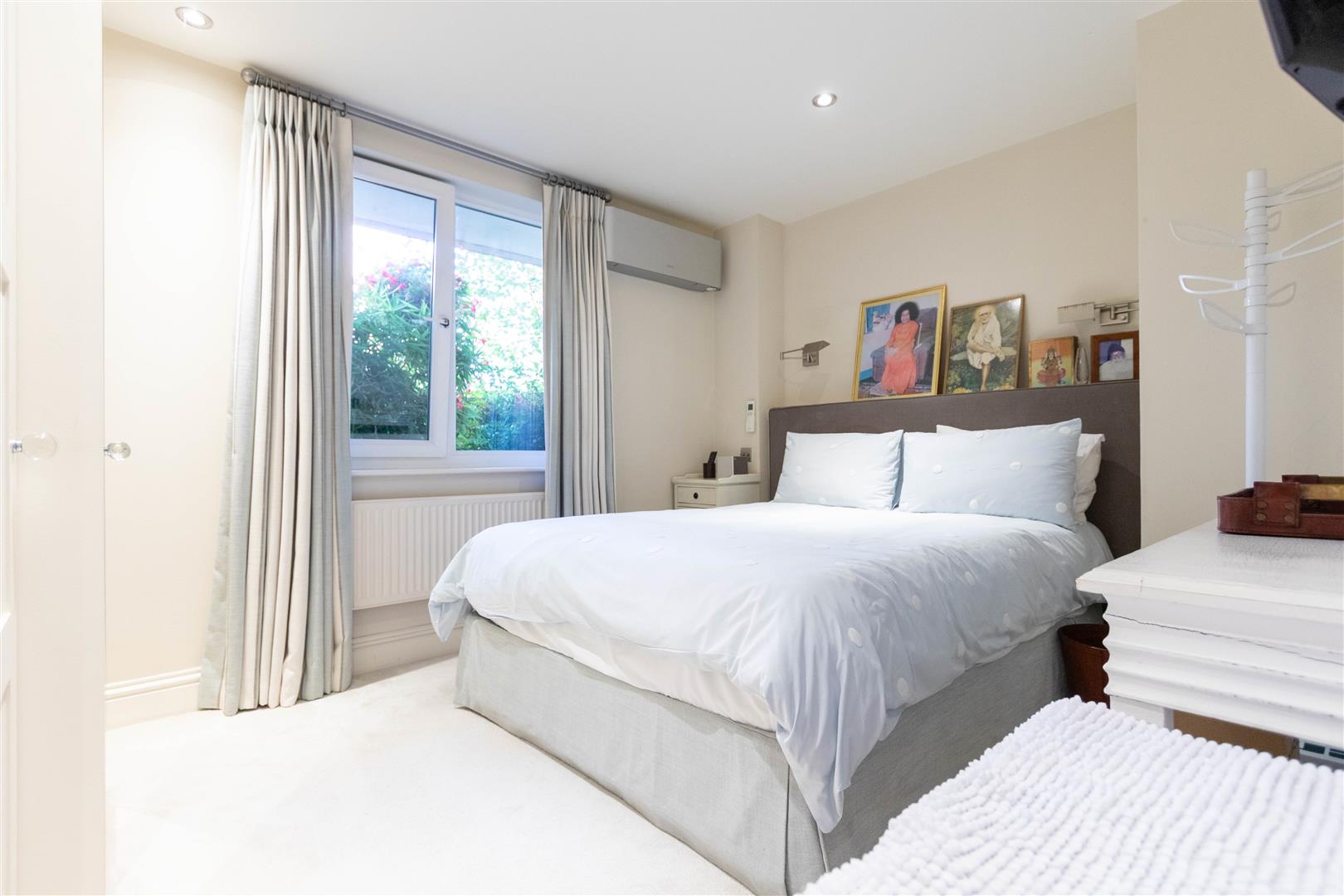 2 bed property in Regent Court, St John's Wood